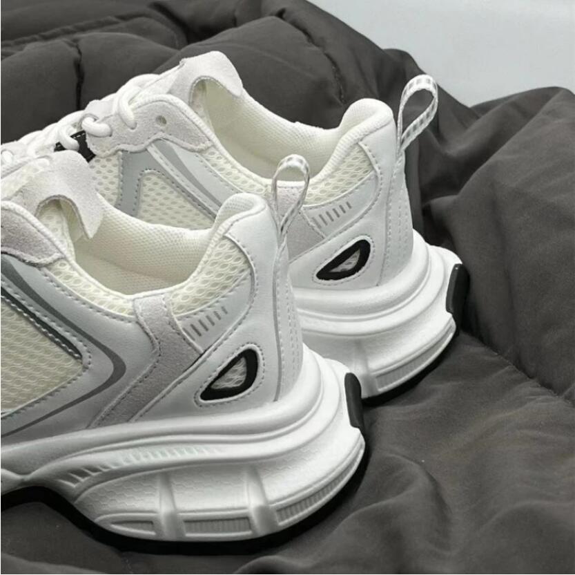 Guide to All-White Running Shoes for Women插图2